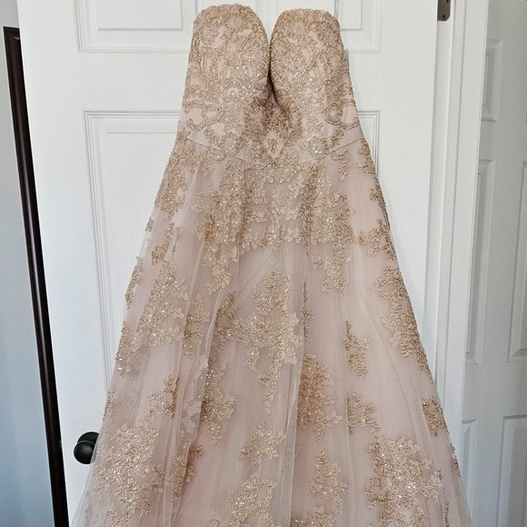 Oleg Cassini wedding dress - Picture 1 of 4